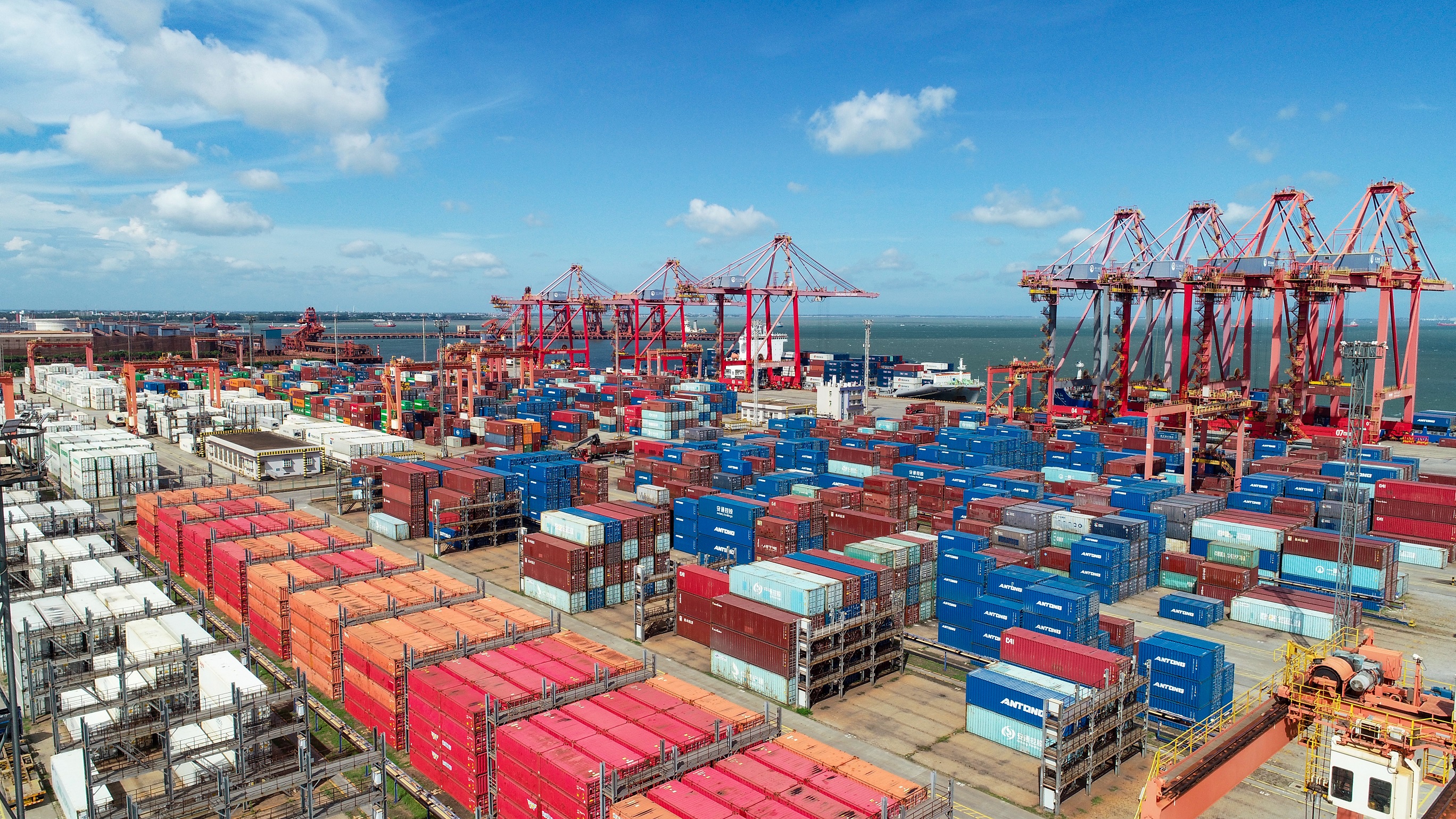 湛江港国际集装箱码头全景